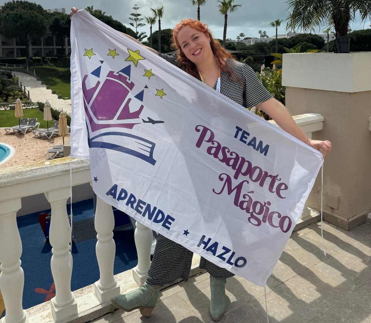 Lara, agente Disney oficial en España, con la bandera del equipo de la agencia Pasaporte Mágico