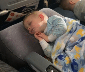 cama inflable niños avión y reposapies
