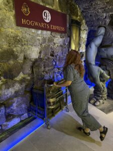 Andén 9 y 3/4 en el castillo encantado de Trigueros del Valle, exposición permanente de Harry Potter en España 