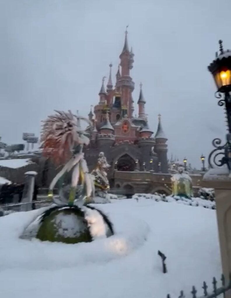 Nieve en Disneyland Paris durante la nevada mágica de 2024 con el castillo y el parque cubiertos de blanco