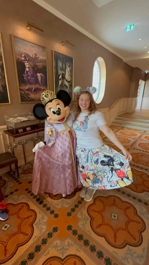 Comida con personajes en el Royal Banquet del Disneyland Hotel
