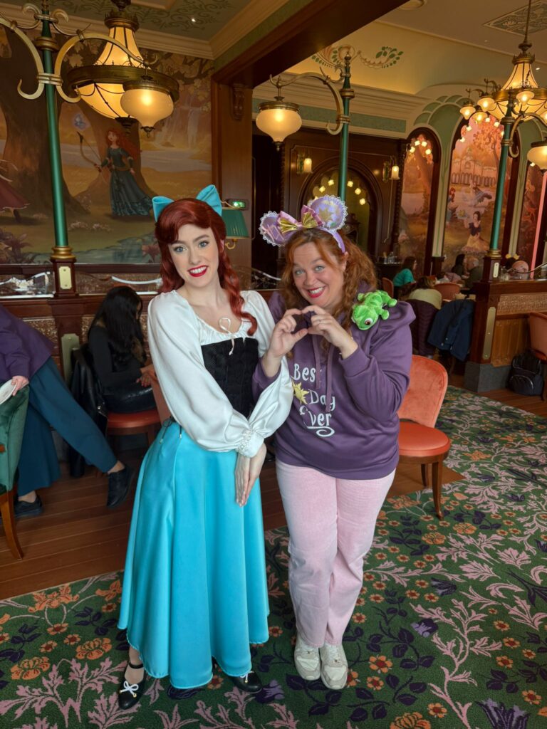 que princesas aparecen en el desayuno Regal view Disneyland Paris