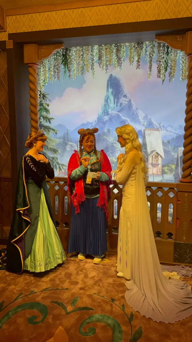 Anna y Elsa en World of Frozen, Disney Adventure World, Disneyland Paris