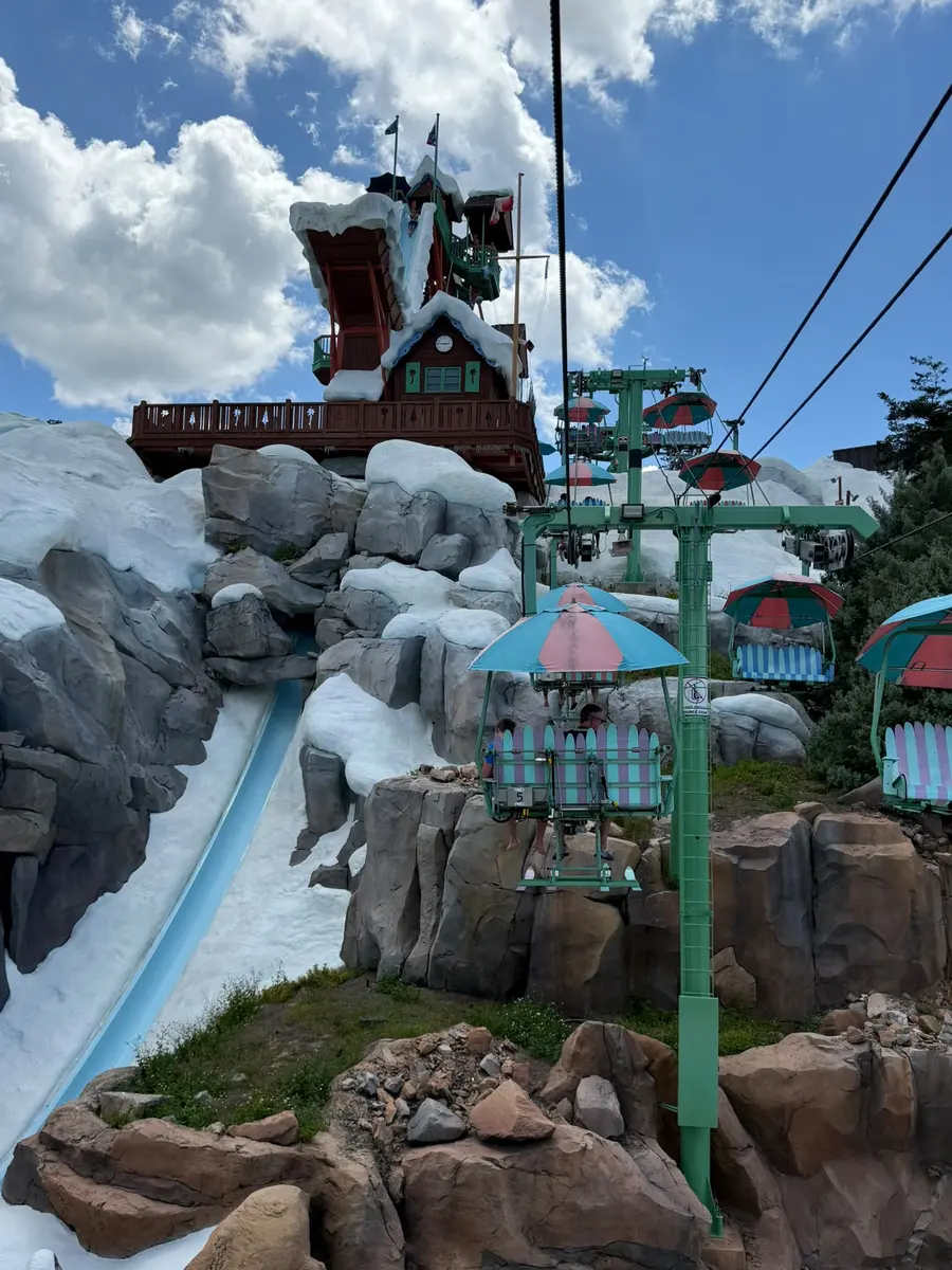 Telesilla y toboganes del parque acuático Blizzard Beach en Disney World