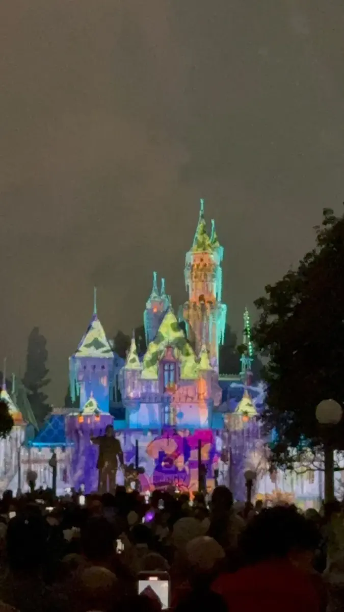 Castillo de la Bella Durmiente iluminado durante el espectáculo nocturno de Disneyland California