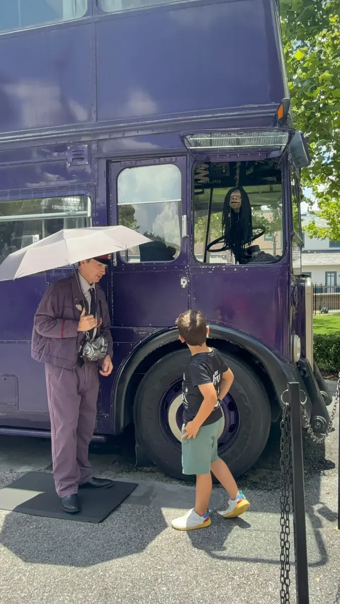 Niños junto al autobús noctámbulo de Harry Potter en Diagon Alley