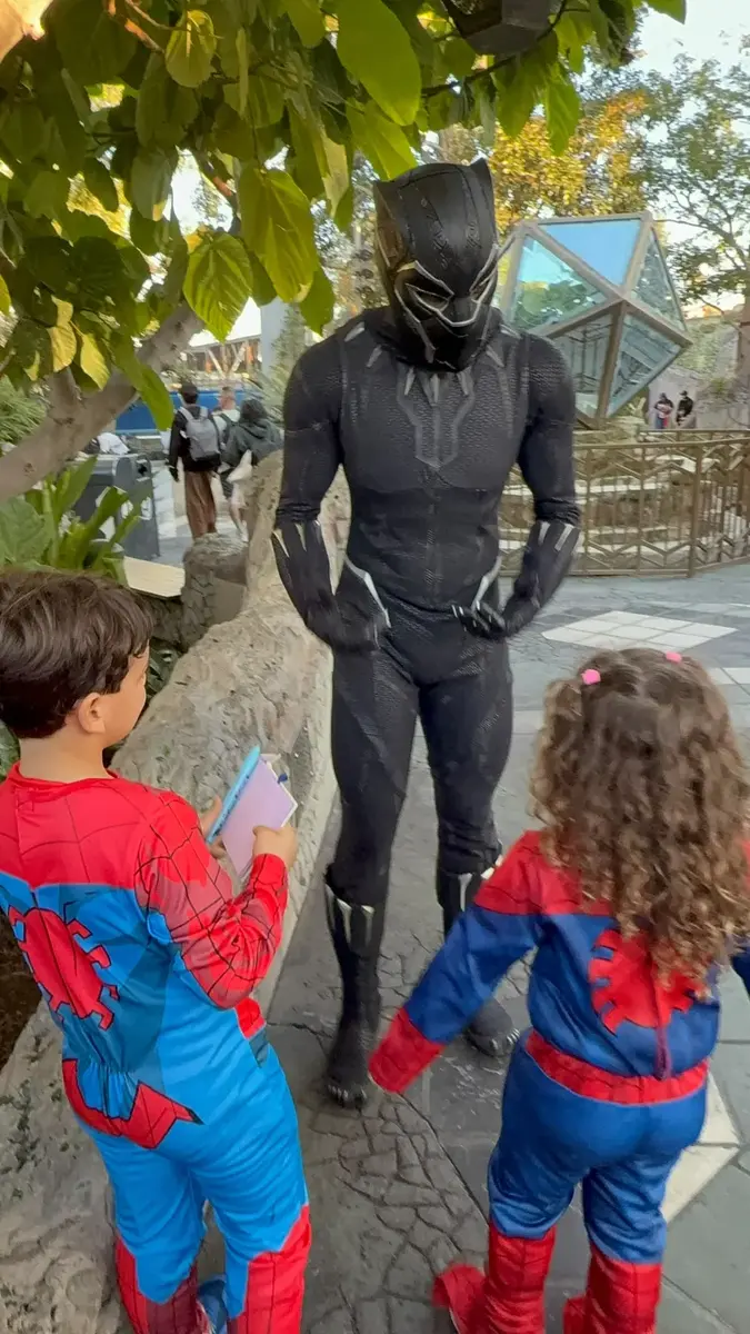 Niños disfrazados de Spider-Man con Black Panther en Avengers Campus