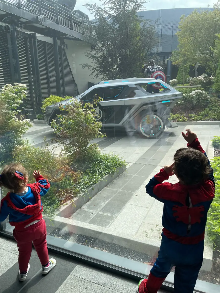 Niños disfrazados de Spider-Man en Avengers Campus, Disney Adventure World