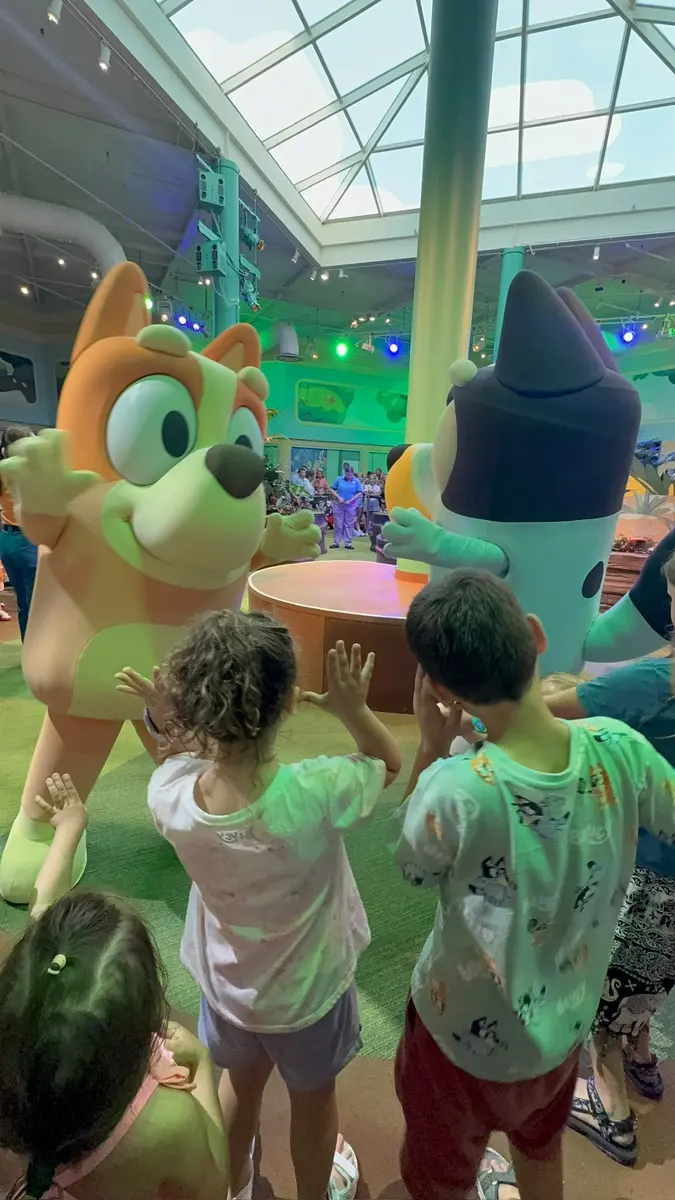 Niños con Bluey en Walt Disney World