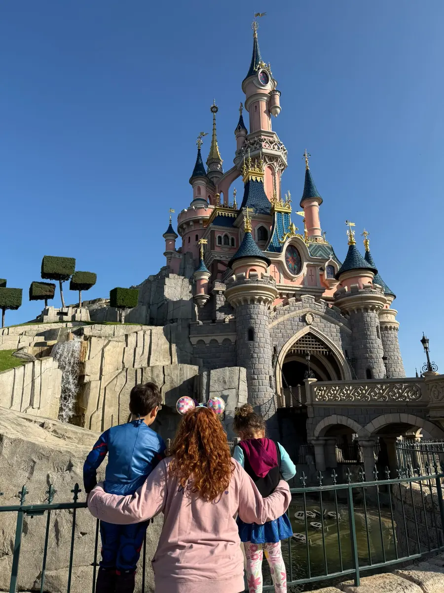 Niños frente al castillo de la Bella Durmiente en Disneyland Park, Disneyland Paris