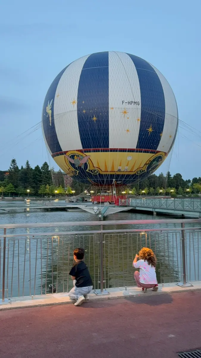 Niños frente al globo PanoraMagique de Disney Village