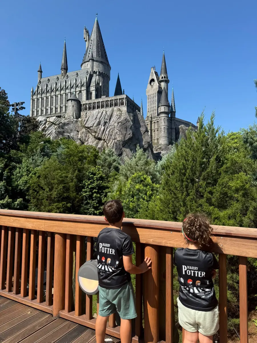 Niños frente al castillo de Hogwarts en Islands of Adventure, Universal Orlando