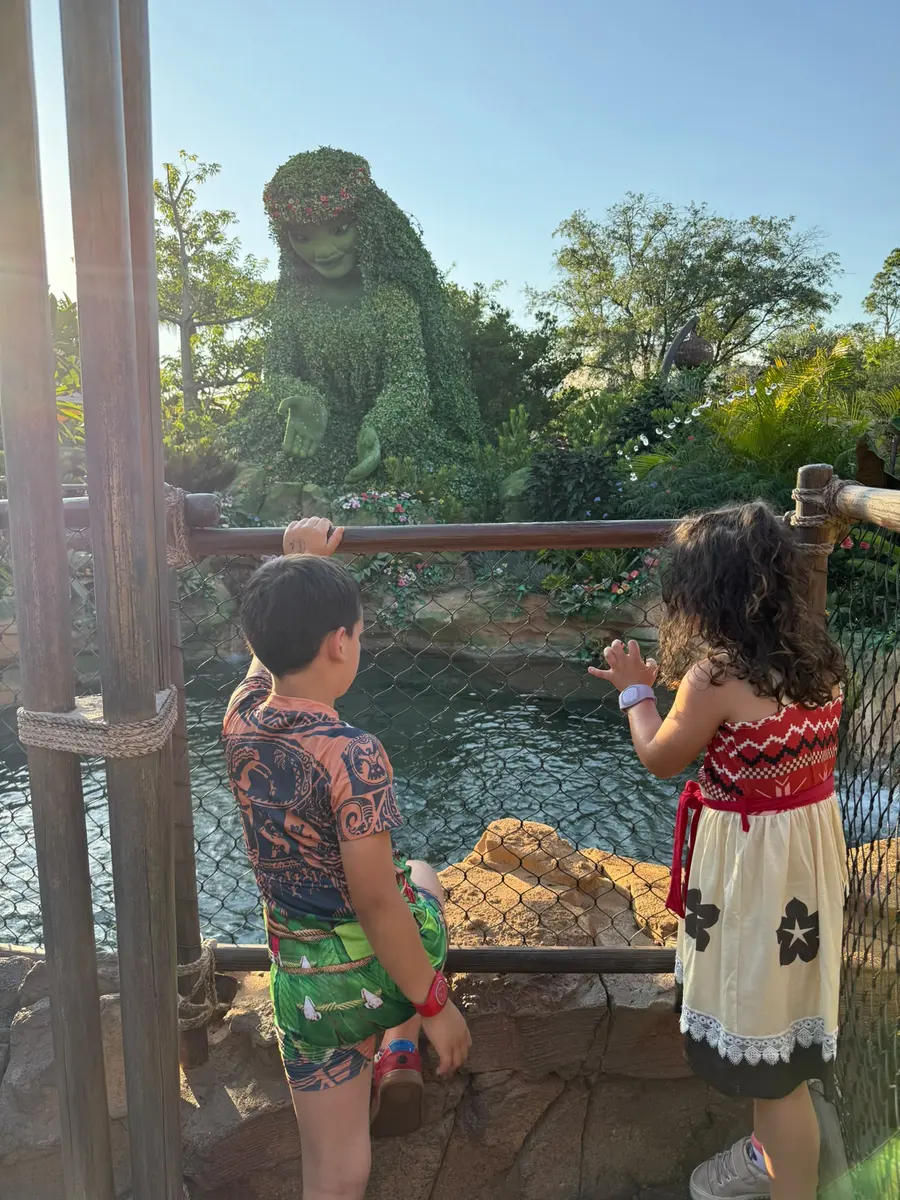 Niños en Journey of Water inspirado en Vaiana (Moana) en EPCOT