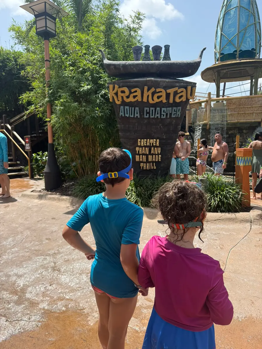 Niños frente a Krakatau Aqua Coaster en Volcano Bay, Universal Orlando