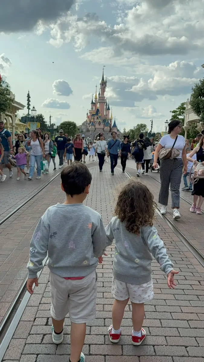 Niños caminando por Main Street USA hacia el castillo de Disneyland Paris