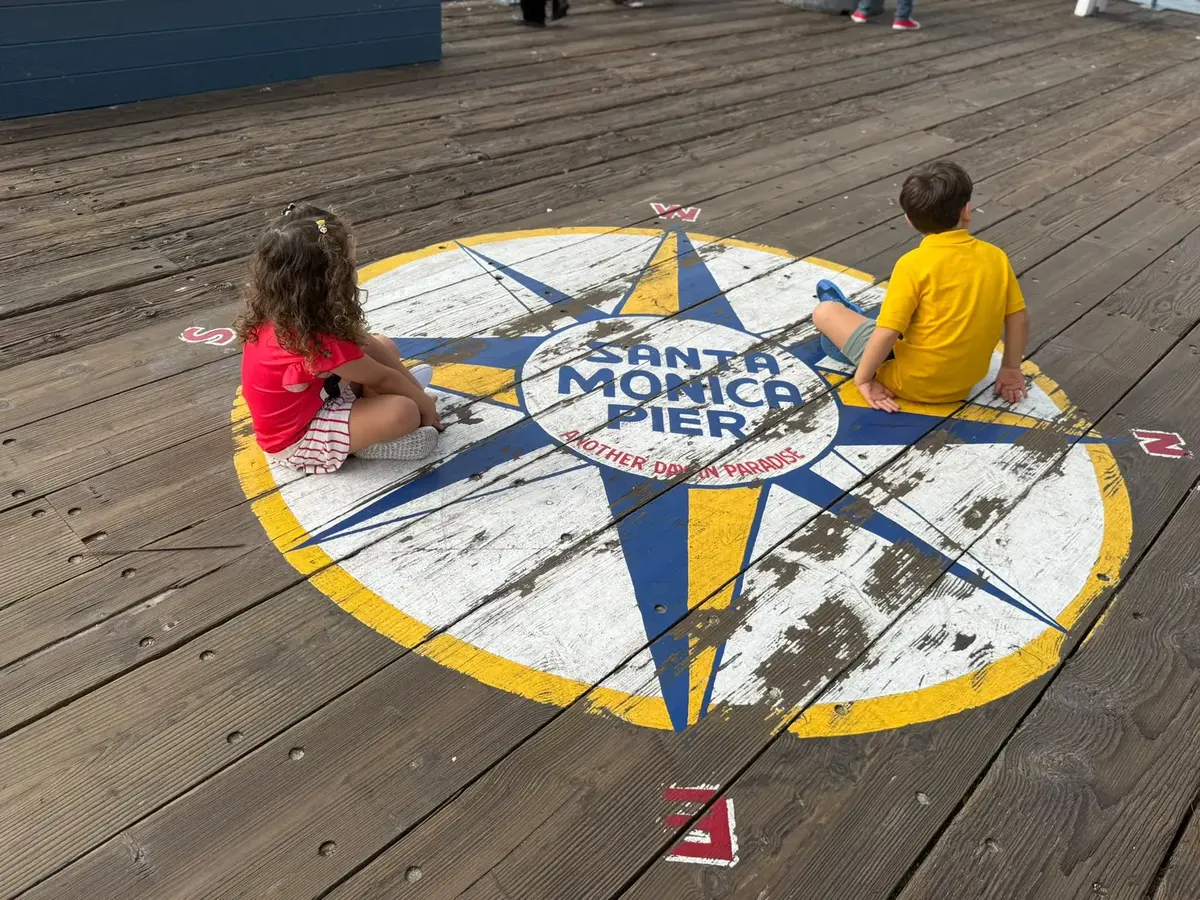 Niños en la rosa de los vientos del muelle de Santa Mónica