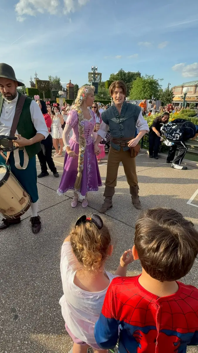 Niños con Rapunzel y Flynn Rider en Disneyland Paris