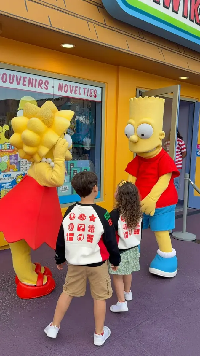 Niños con Bart y Lisa Simpson en Universal Studios Hollywood