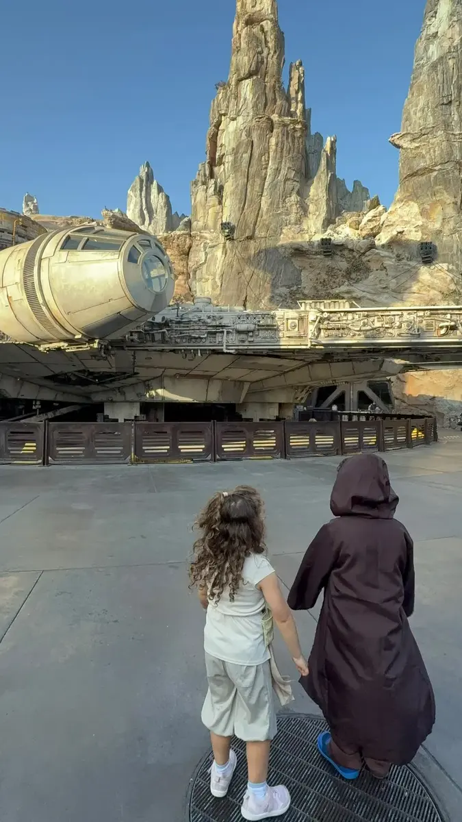 Niños frente al Halcón Milenario en Star Wars Galaxy's Edge de Disneyland