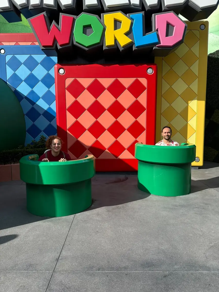Familia en la entrada de Super Nintendo World en Universal Studios Hollywood