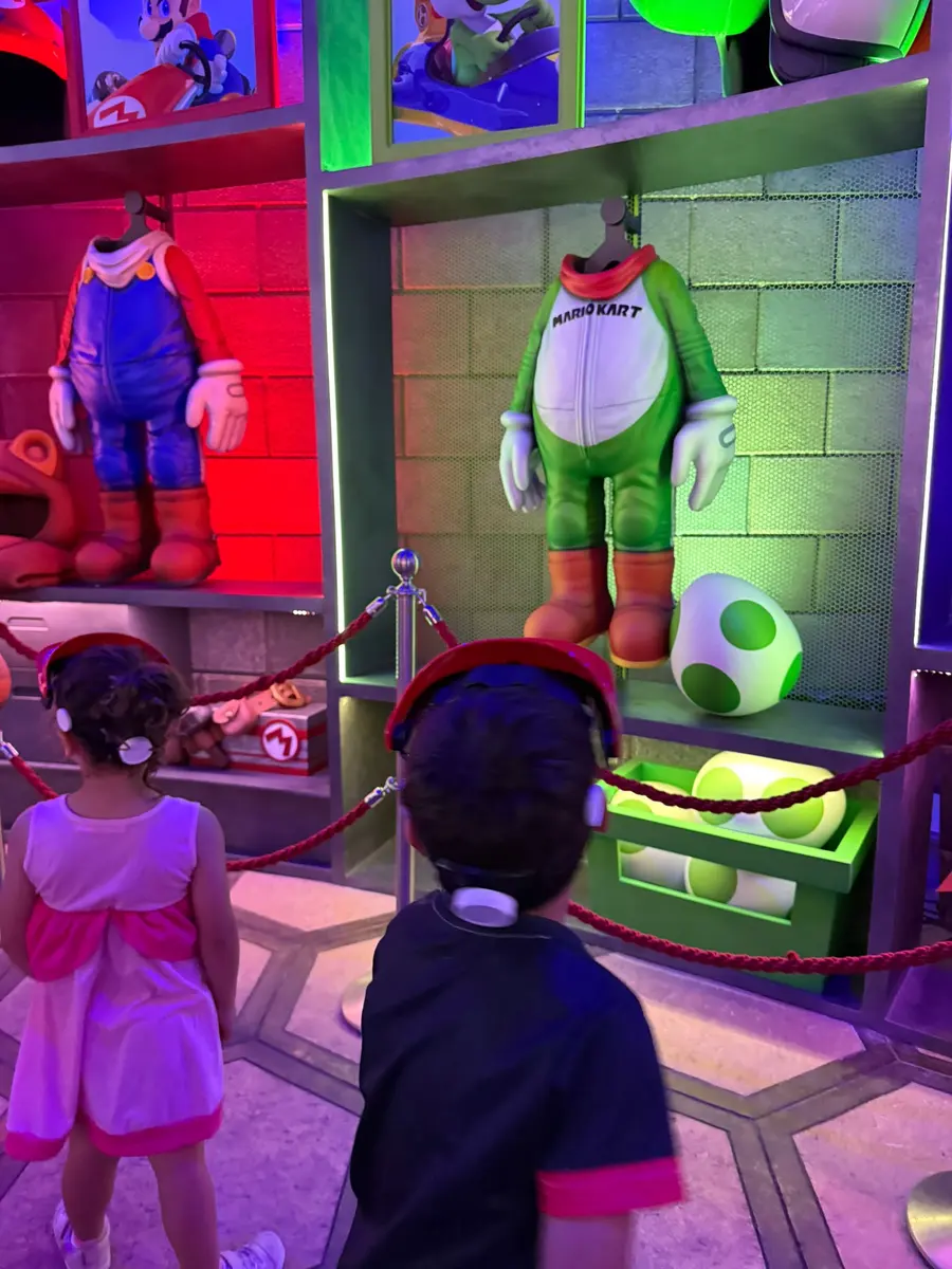 Niños con Yoshi en Super Nintendo World de Epic Universe, Orlando
