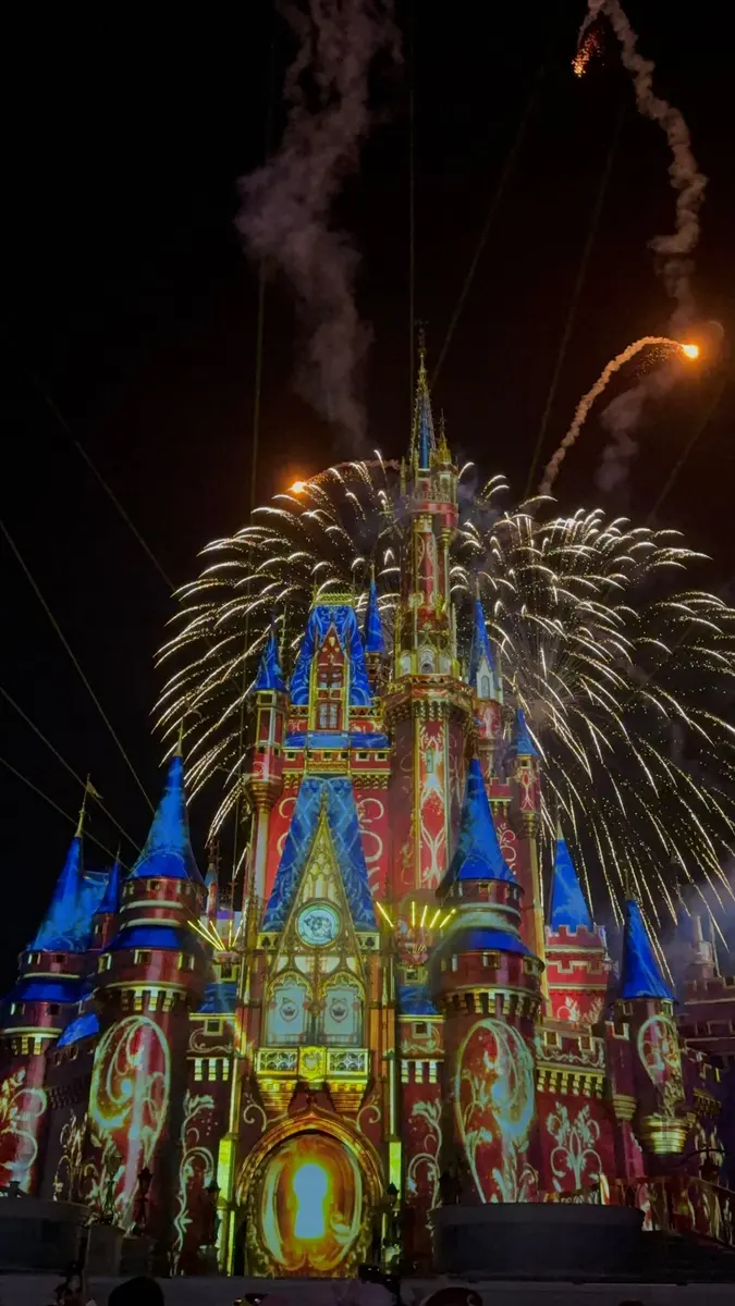 Fuegos artificiales sobre el castillo de Cenicienta en Magic Kingdom
