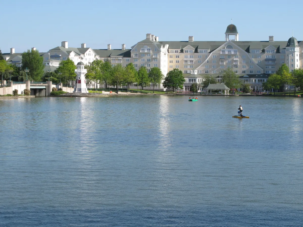 Hotel Disney Newport Bay Club junto al lago de Disneyland Paris