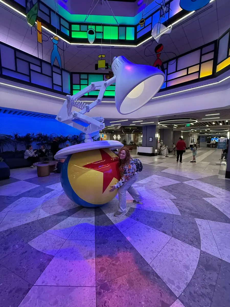 Lobby del Pixar Place Hotel en Disneyland Resort con la lámpara y la pelota de Pixar