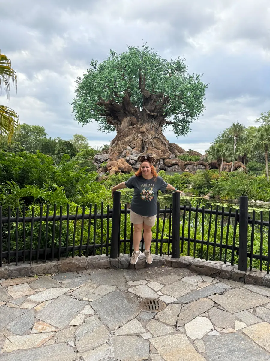 Lara frente al Árbol de la Vida en Animal Kingdom
