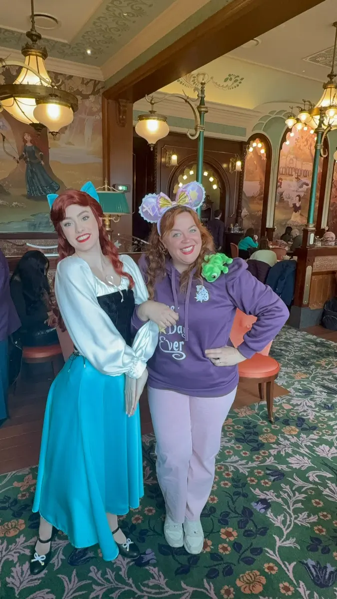 Lara con Ariel en un restaurante de personajes de Disneyland Paris