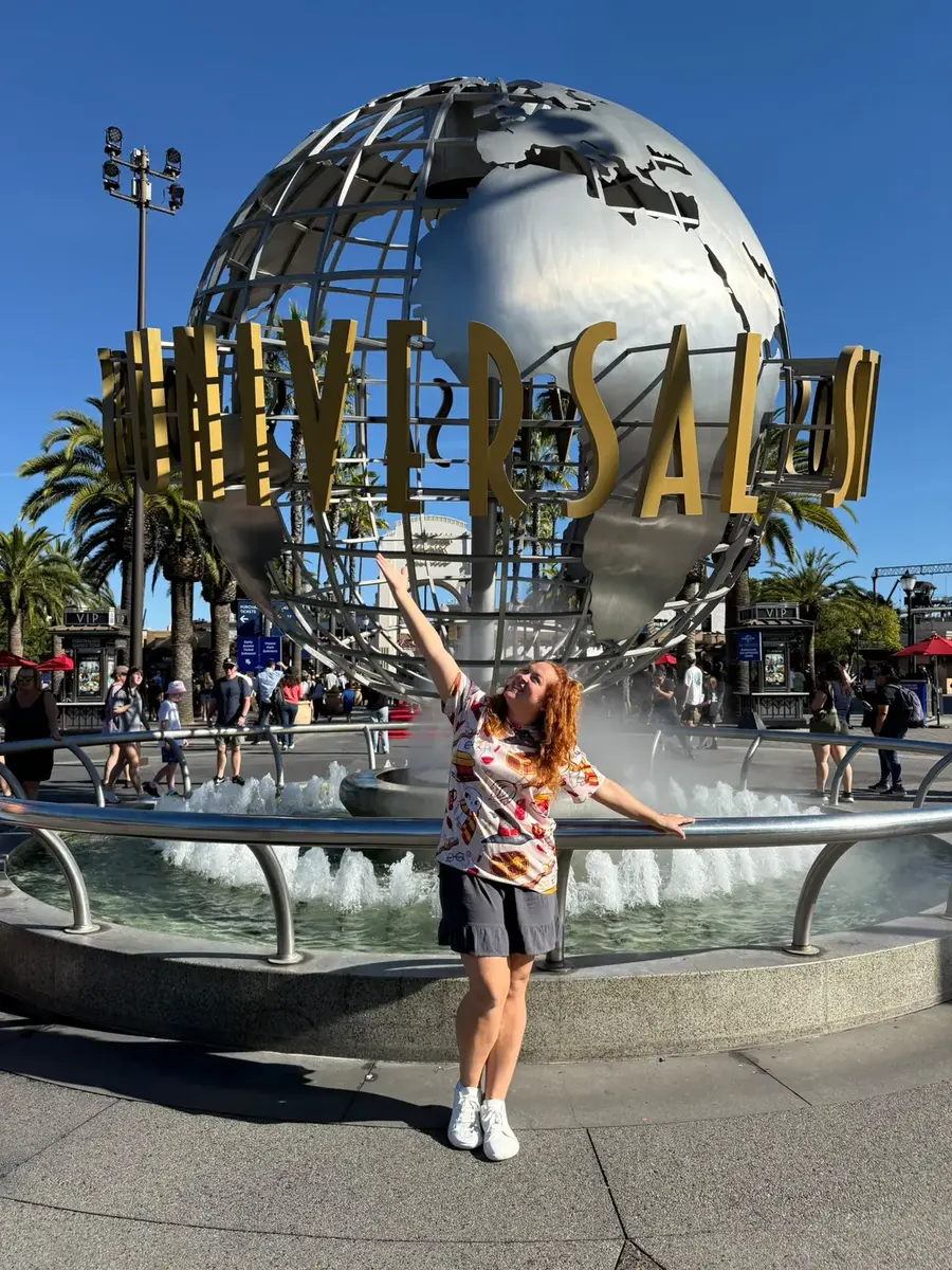 Lara junto a la bola de Universal Studios Hollywood