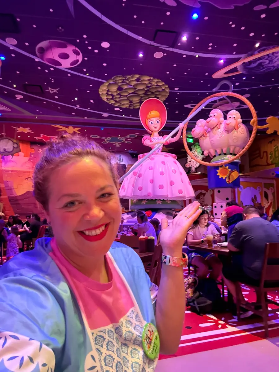 Lara en una comida con personajes en Walt Disney World