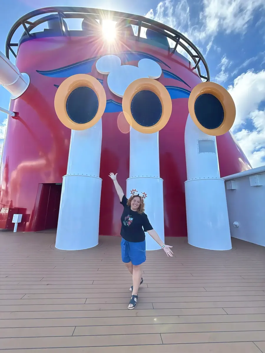 Lara, agente Disney oficial, en la cubierta del crucero Disney Destiny junto a las chimeneas con las orejas de Mickey