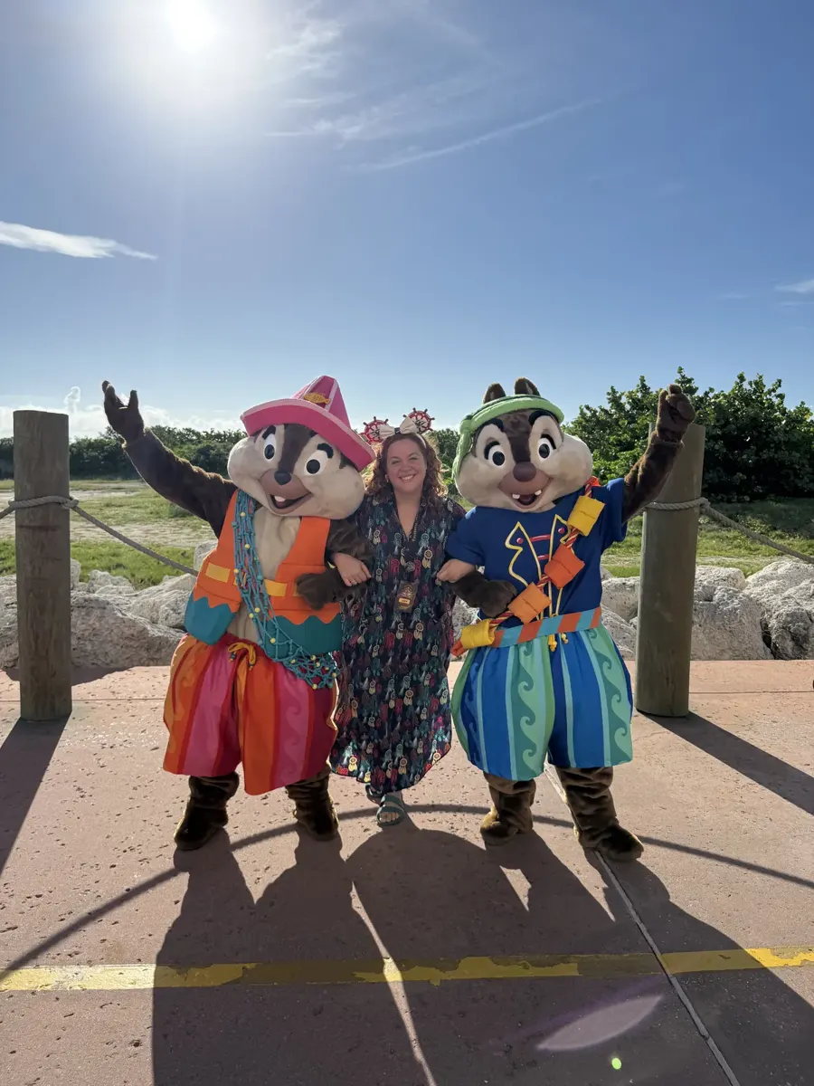 Lara con Chip y Chop en la isla privada de Disney en Bahamas