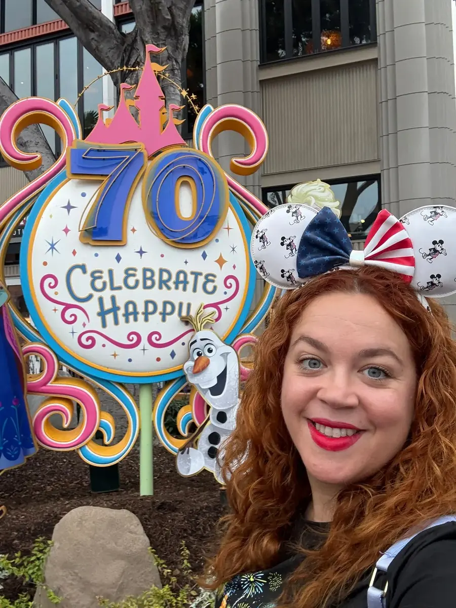 Lara en la celebración del 70 aniversario de Disneyland California