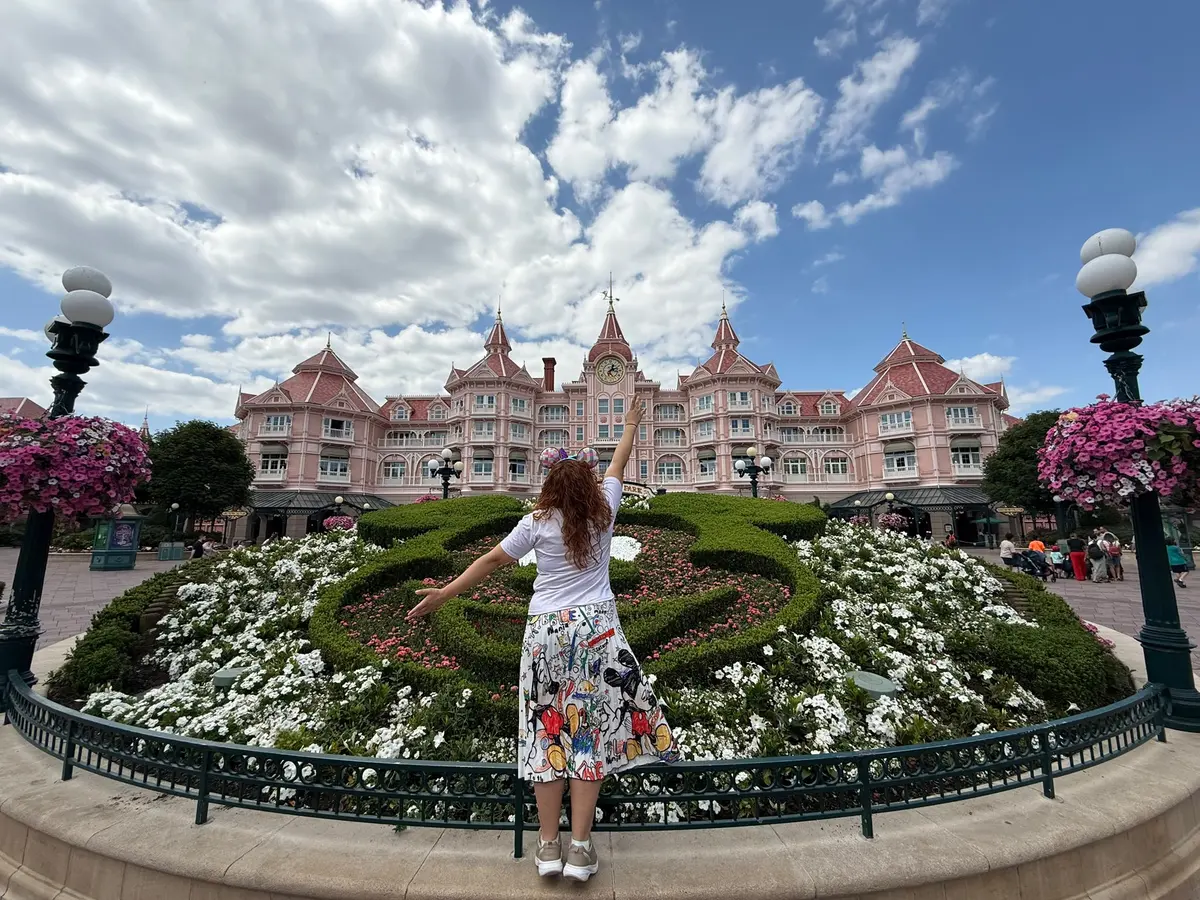 Lara frente al Disneyland Hotel, el hotel de las princesas a la entrada de Disneyland Paris