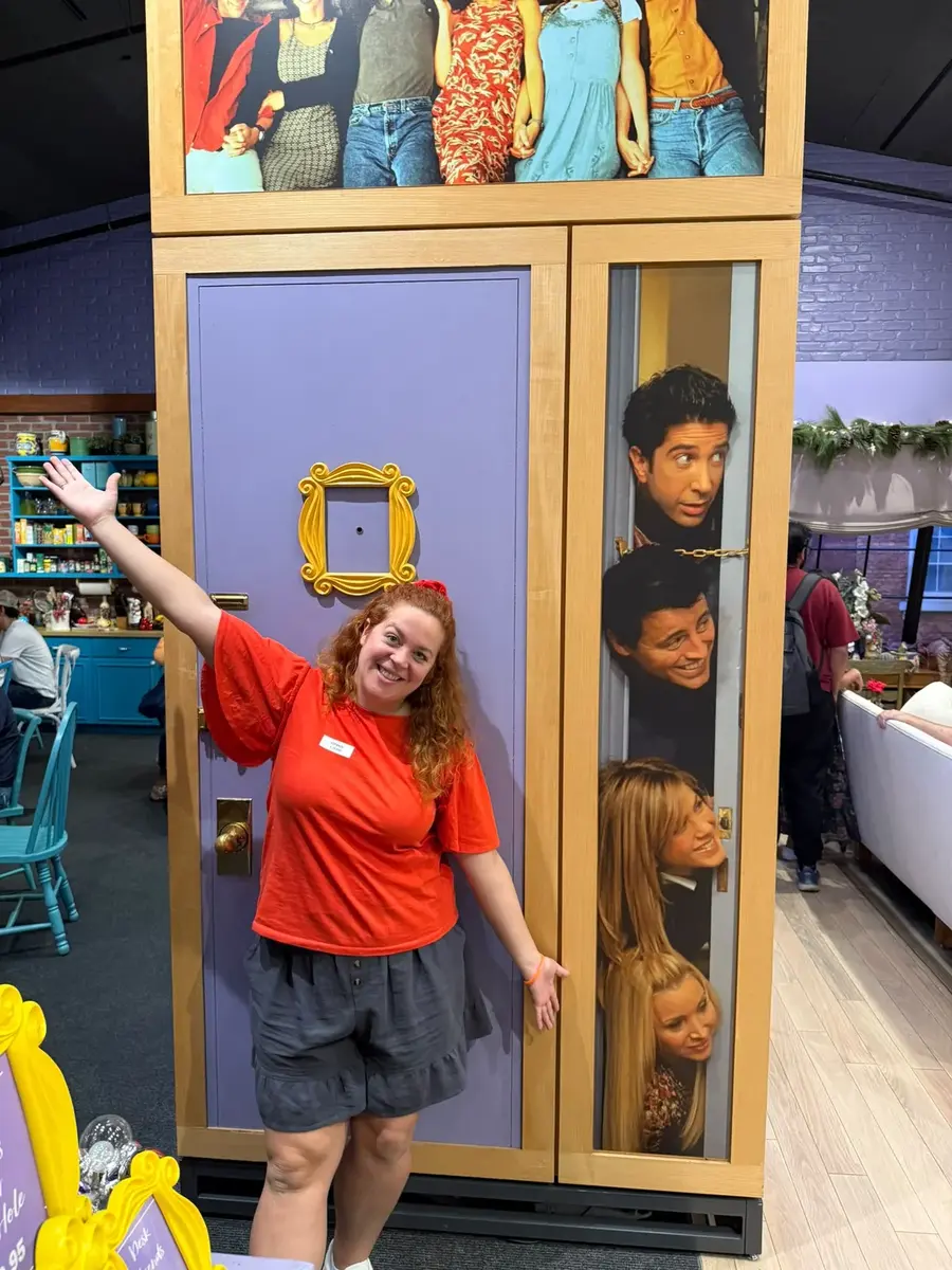 Lara en el decorado de Friends del Warner Bros Studio Tour Hollywood