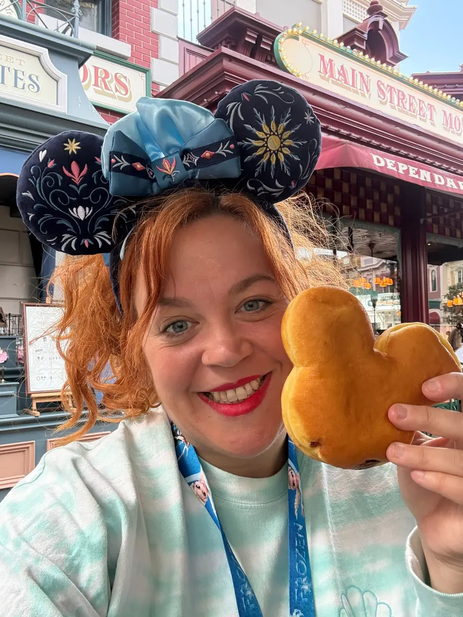 Lara con una galleta de Mickey en Main Street, Disneyland Paris