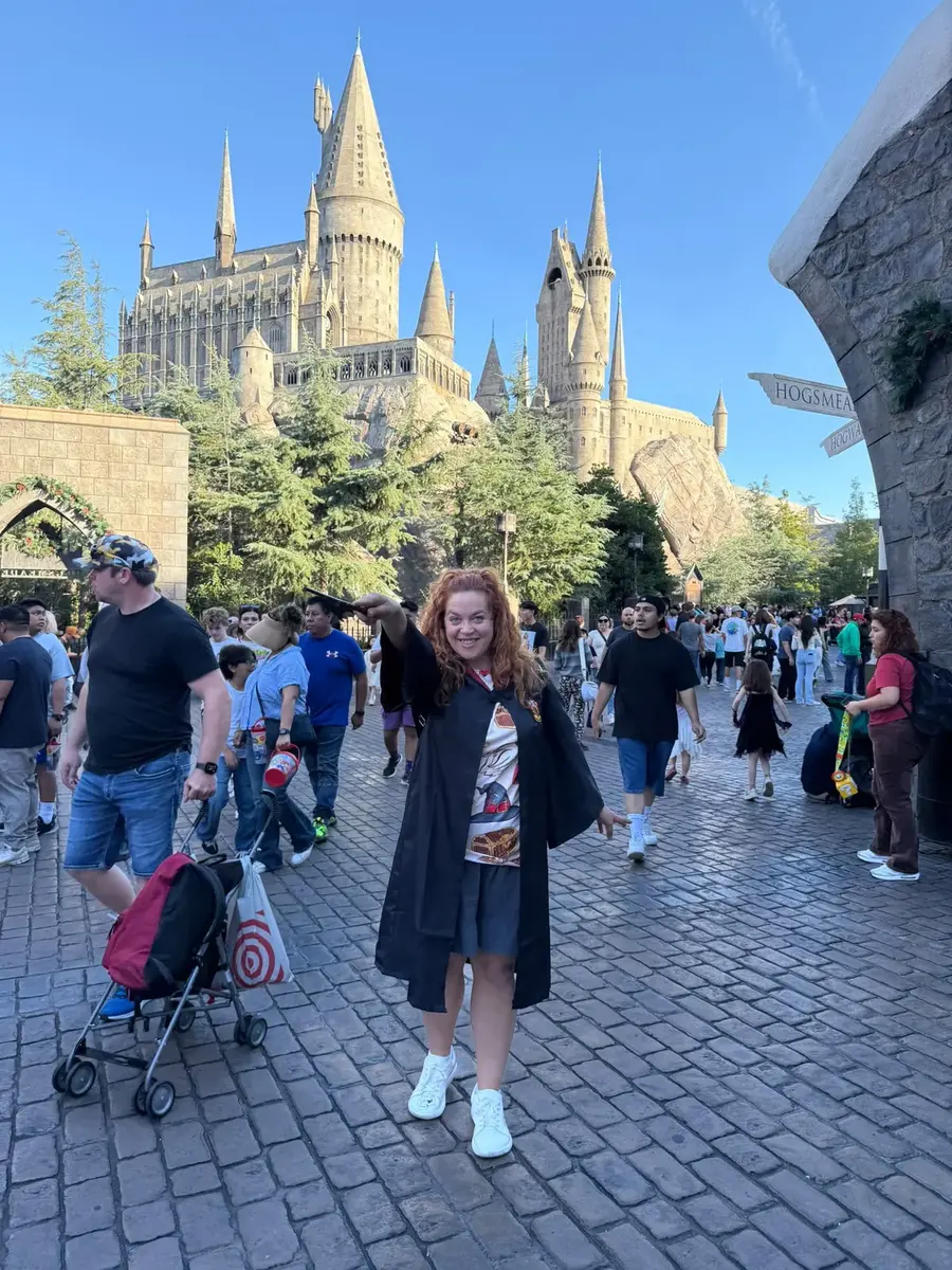 Lara frente al castillo de Hogwarts en The Wizarding World of Harry Potter de Universal Hollywood