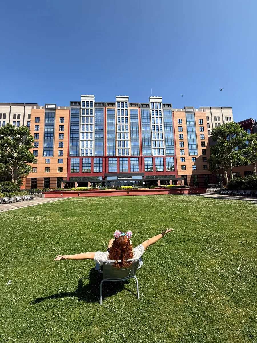 Lara en los jardines del hotel New York – The Art of Marvel de Disneyland Paris