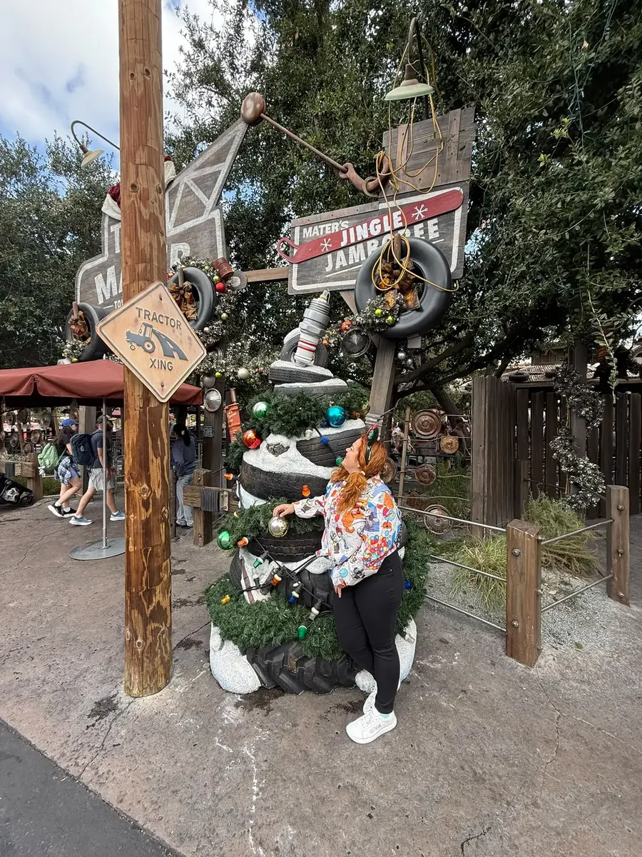 Lara en la decoración navideña Jingle Jamboree de Disney California Adventure