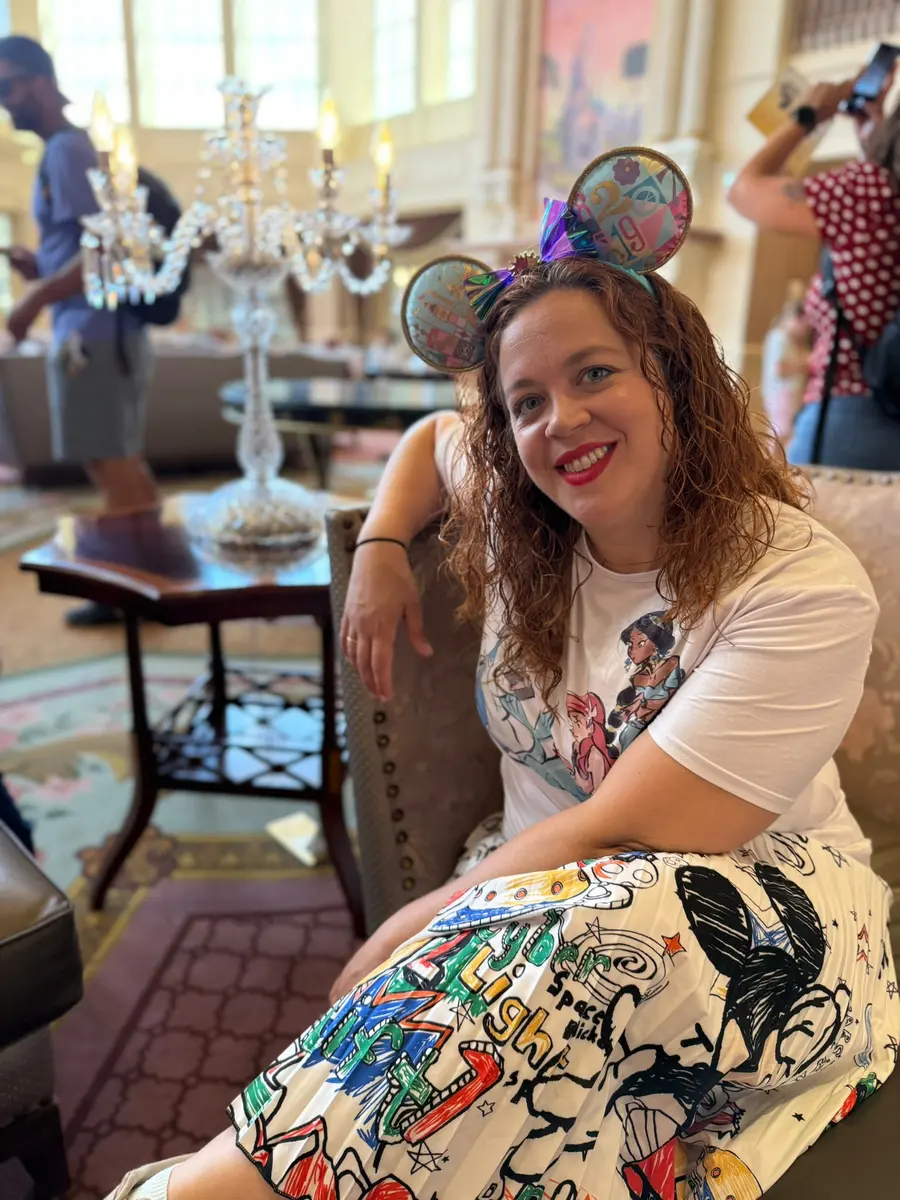 Lara en el vestíbulo del Disneyland Hotel de Disneyland Paris