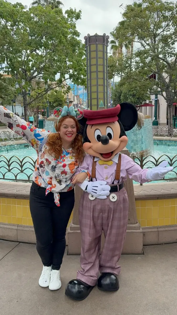 Lara con Mickey Mouse en Disney California Adventure