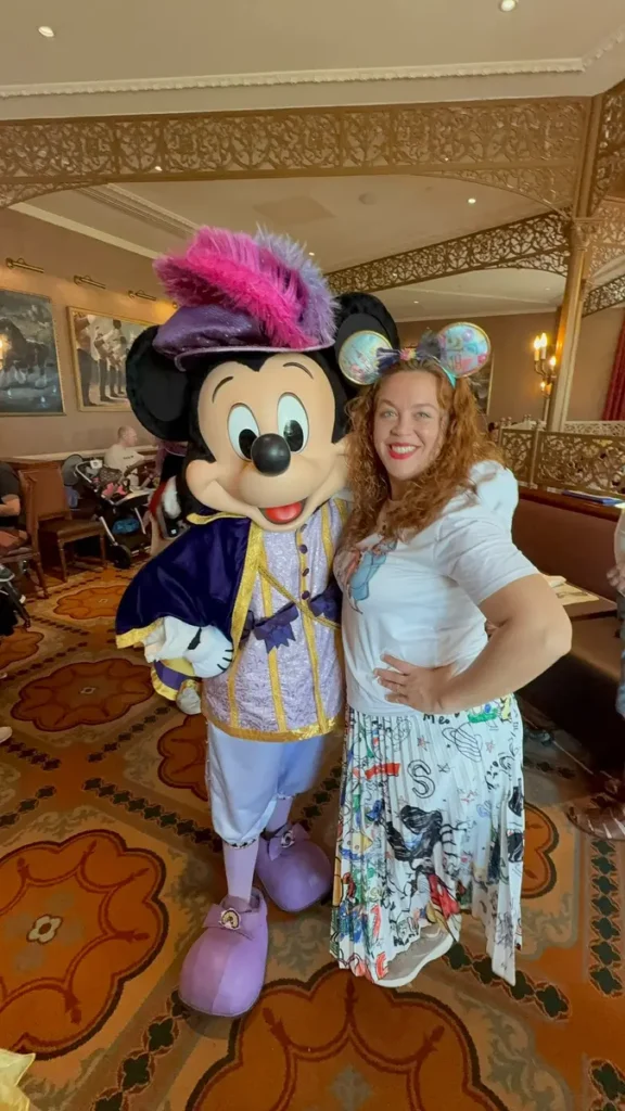 Lara, creadora de la app privada de Los Viajes de Moli, con Mickey en el Disneyland Hotel