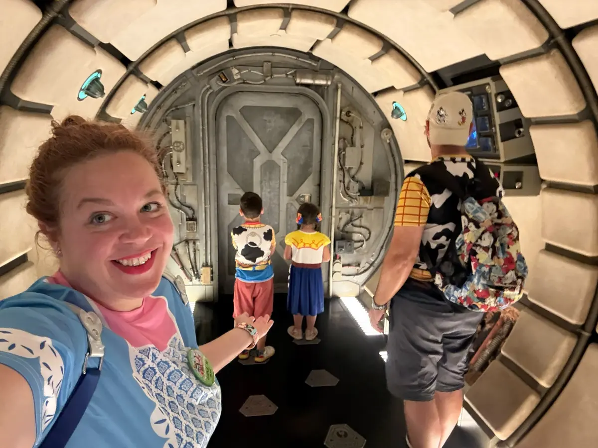 Lara con sus hijos en el Halcón Milenario de Star Wars Galaxy's Edge, Hollywood Studios