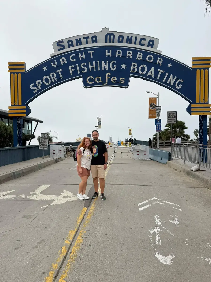Lara en el muelle de Santa Mónica en Los Ángeles