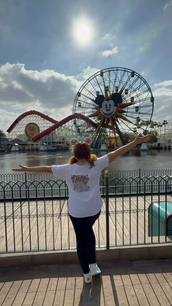 Lara en Pixar Pier de Disney California Adventure