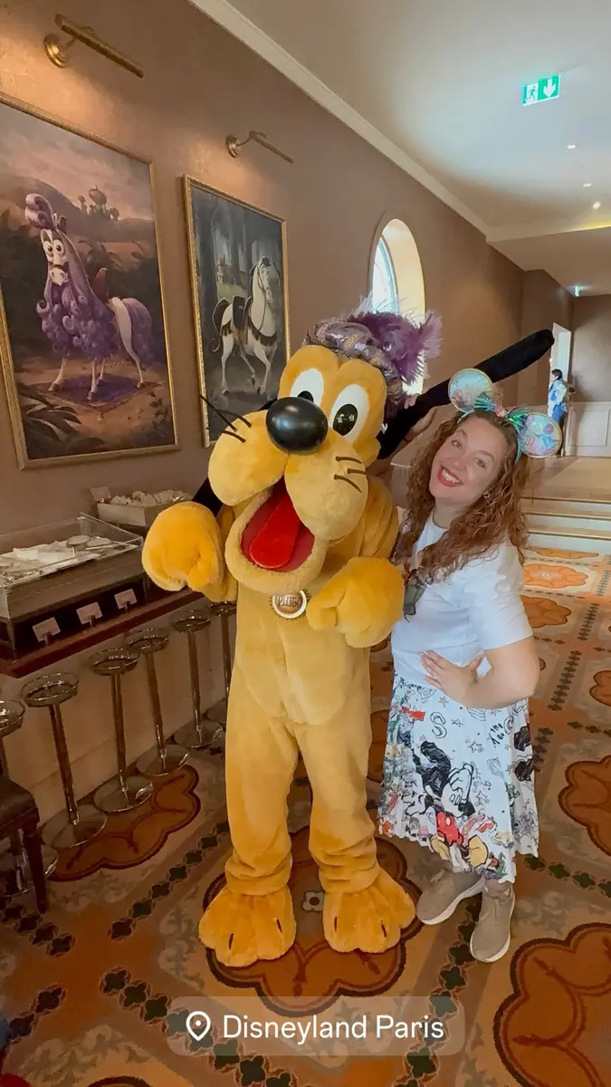 Lara, agente Disney oficial y enfermera, con Pluto en el Disneyland Hotel
