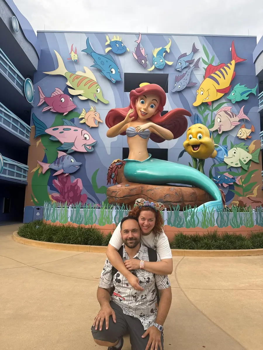 Lara y su marido de recién casados en el hotel Art of Animation de Disney World
