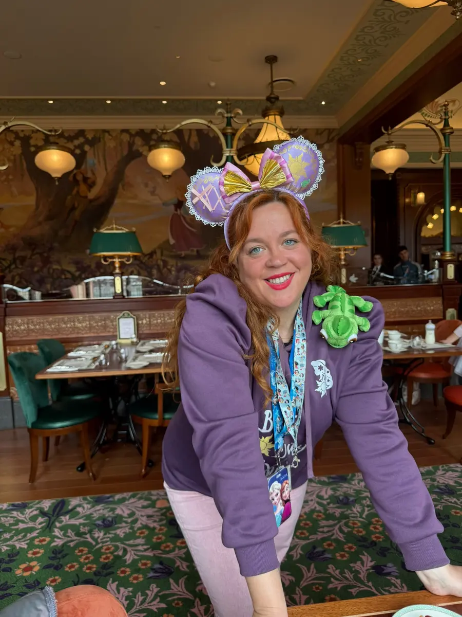 Lara en un restaurante de servicio a mesa de Disneyland Paris